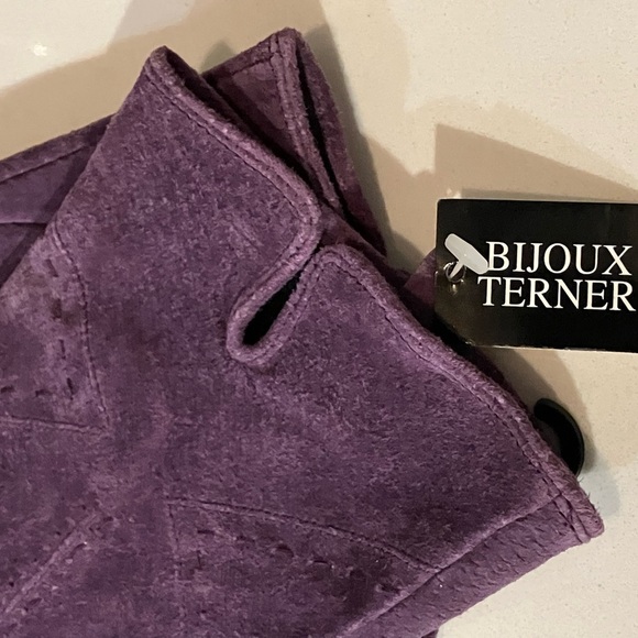 Women’s one size (small to medium) Bijou Terner Elegant Purple Suede Gloves - Picture 2 of 9
